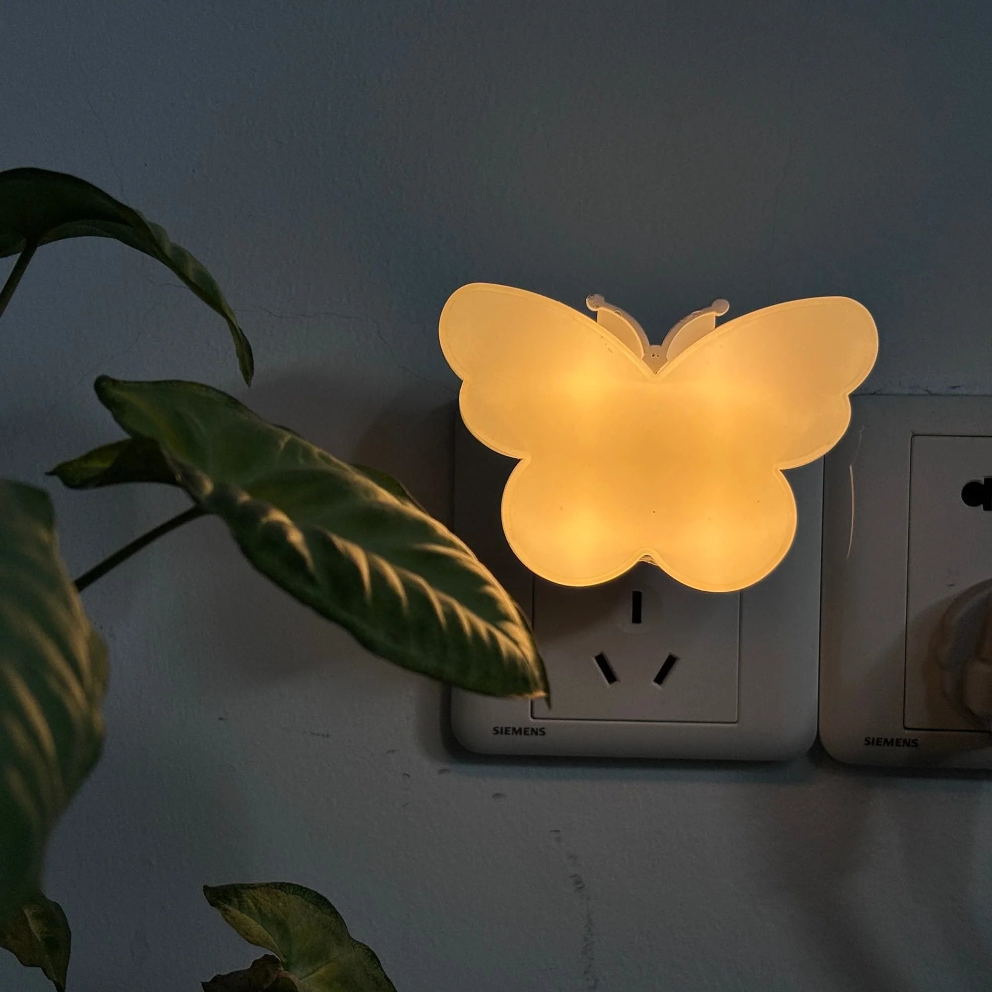 Butterfly Shape Night Lights LED Light Sensor Night Lights Plug in Auto on/Off for Kids Bedroom Stair Hallway Bedhead Night Lamp